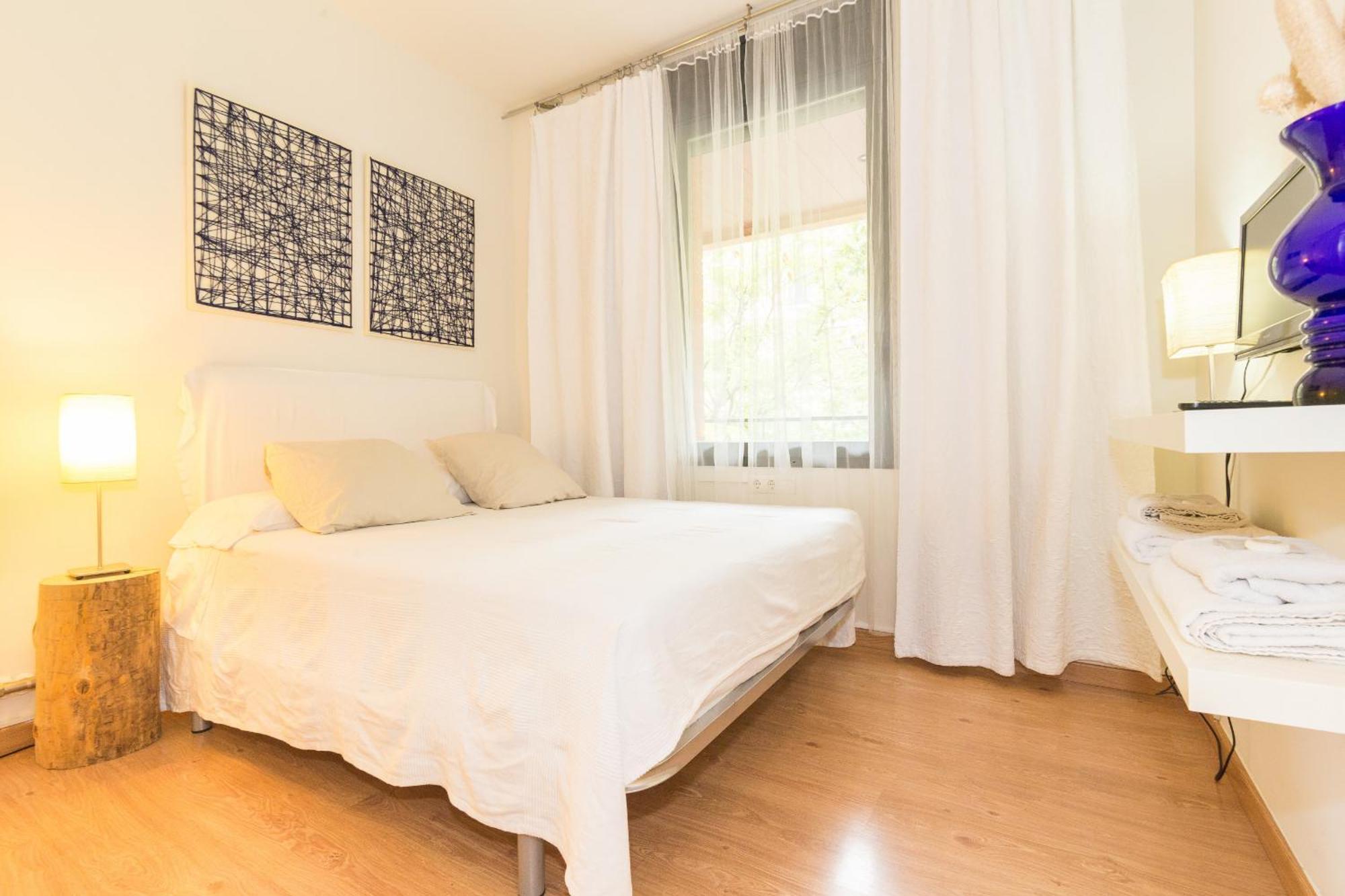 11jog1036 - Huge & Bright Train Station Apartment