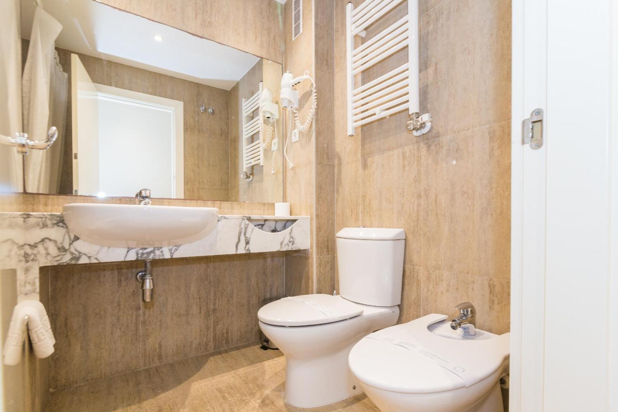 11jog1036 - Huge & Bright Train Station Apartment