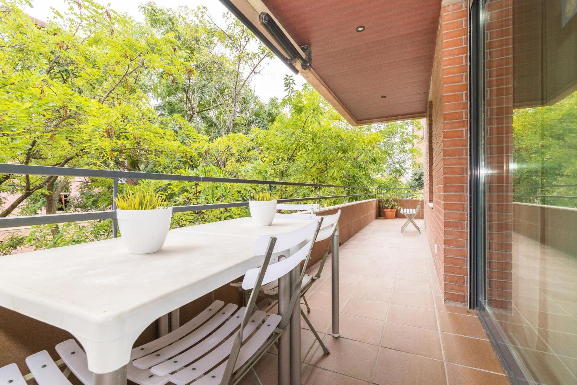 11jog1036 - Huge & Bright Train Station Apartment *
