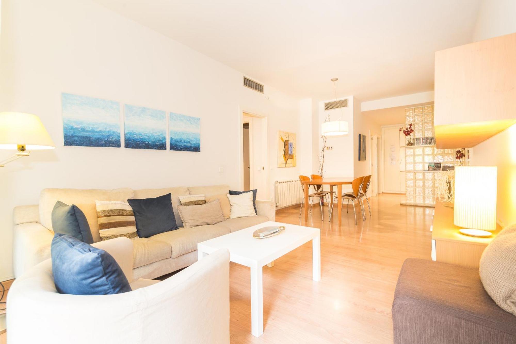 11jog1036 - Huge & Bright Train Station Apartment